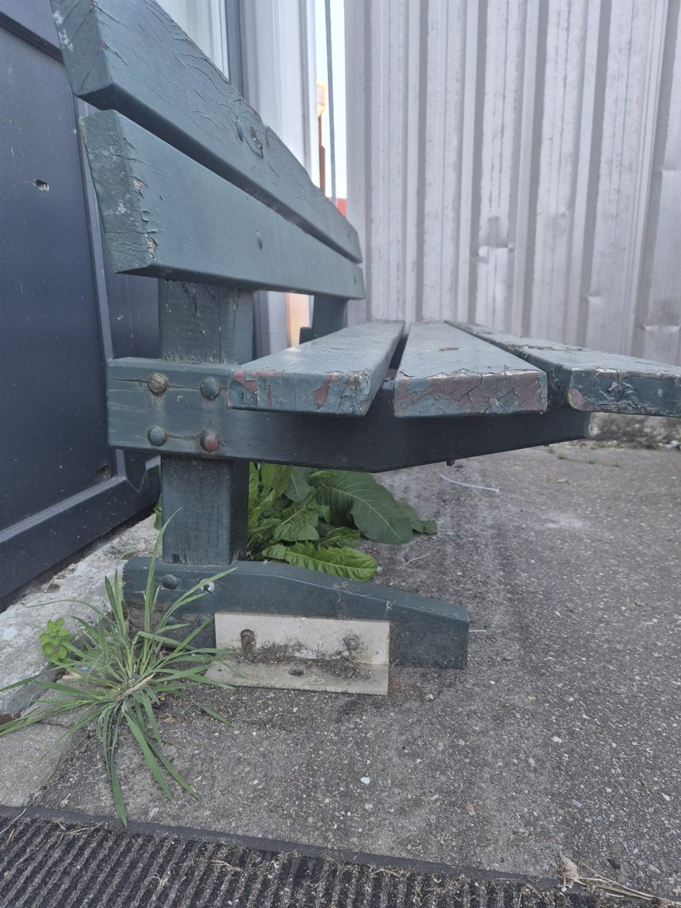 Gratis! Groen bankje voor buiten ( gebruikt )