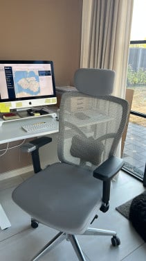 Ikea bureau in hoogte verstelbaar met bureaustoel