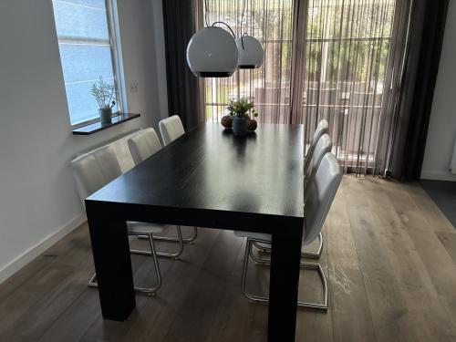 Eettafel met 6 leren stoelen