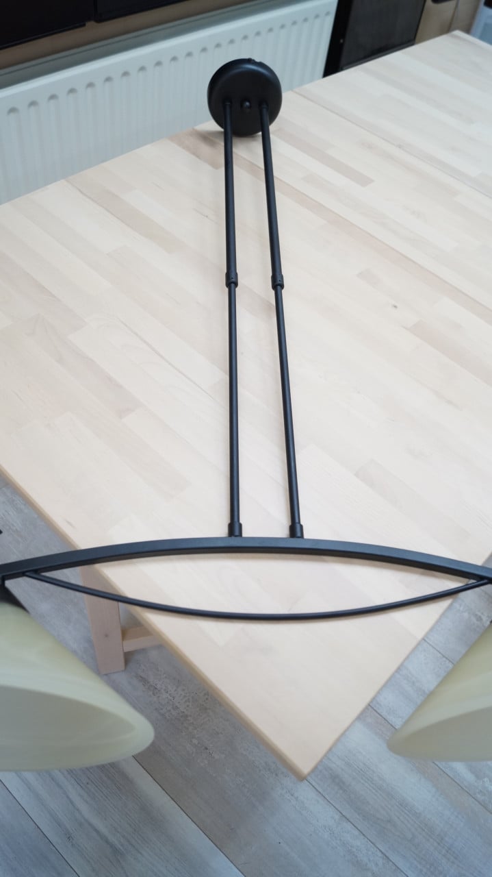 Zwart metalen hanglamp met 2 melkglazen kappen.