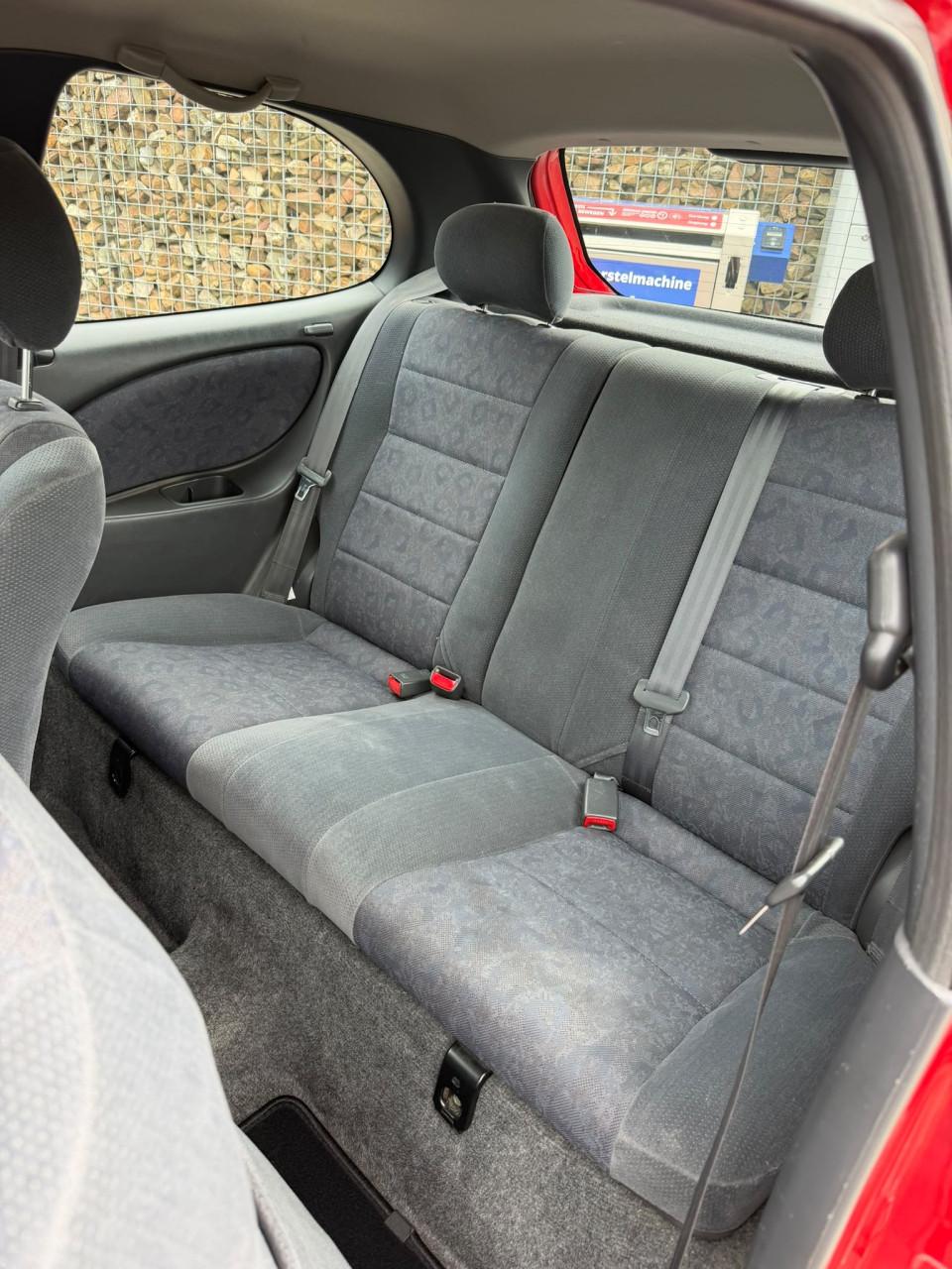 Toyota Corolla 1.4 Linea Terra 2000 rood