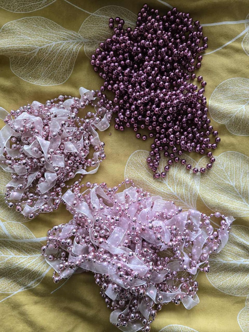 Kerstballen roze met slingers en bloemen