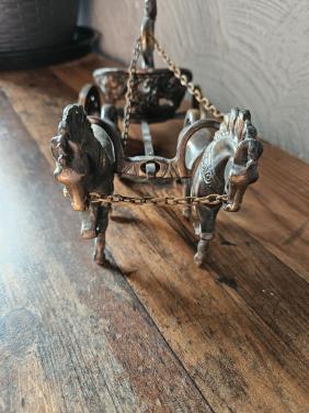 Decoratieve Romeinse Strijdwagen met Krijger en Paarden