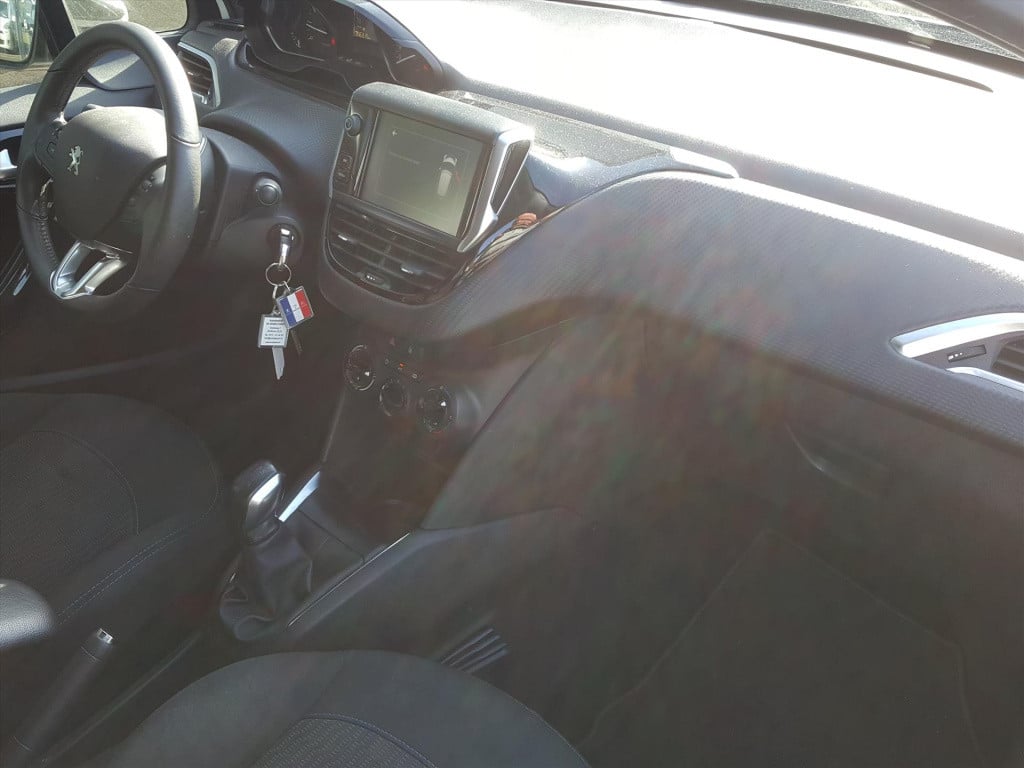 Peugeot 208 1.2 puretech 82pk signature navigatie | apple carplay & android