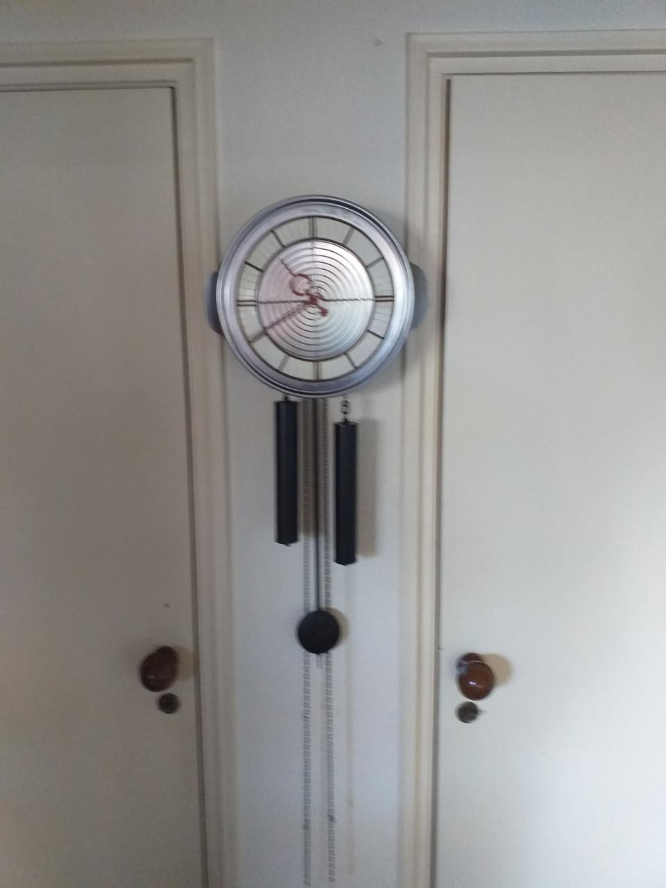 ""MOOIE UNIEKEKLOK met prima slagwerk, loopt perfect""