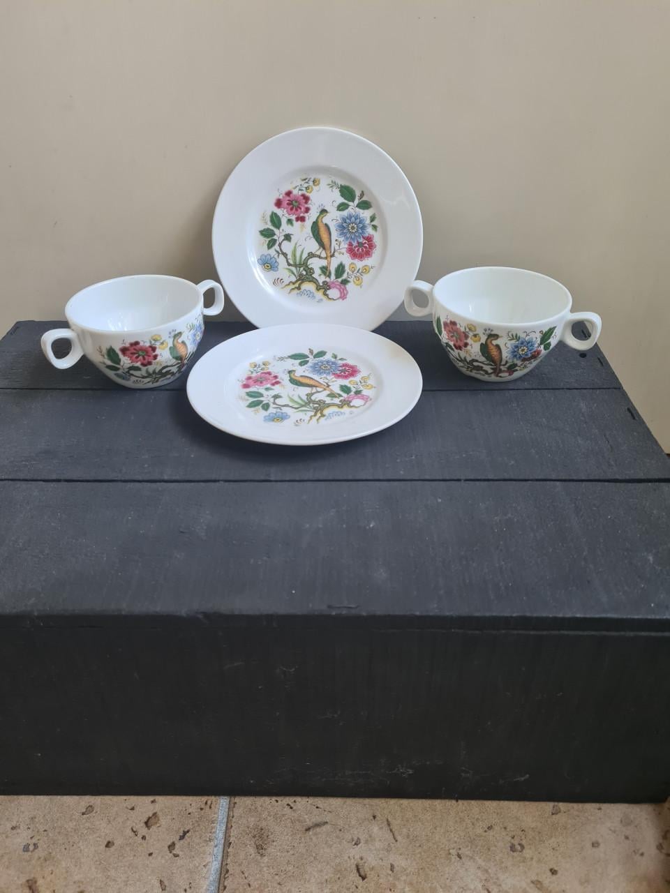 Beschrijving  Set van twee vintage soepkommen  Porselein jaren 70