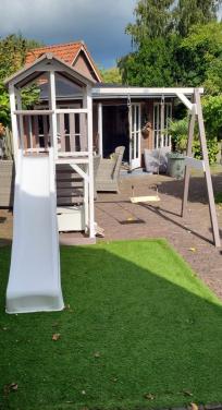 Speelhuisje met glijbaan en schommel (tuin)
