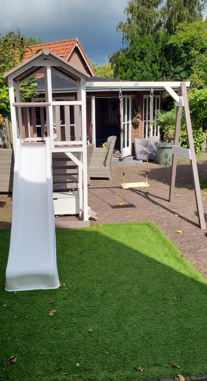 Speelhuisje met glijbaan en schommel (tuin)