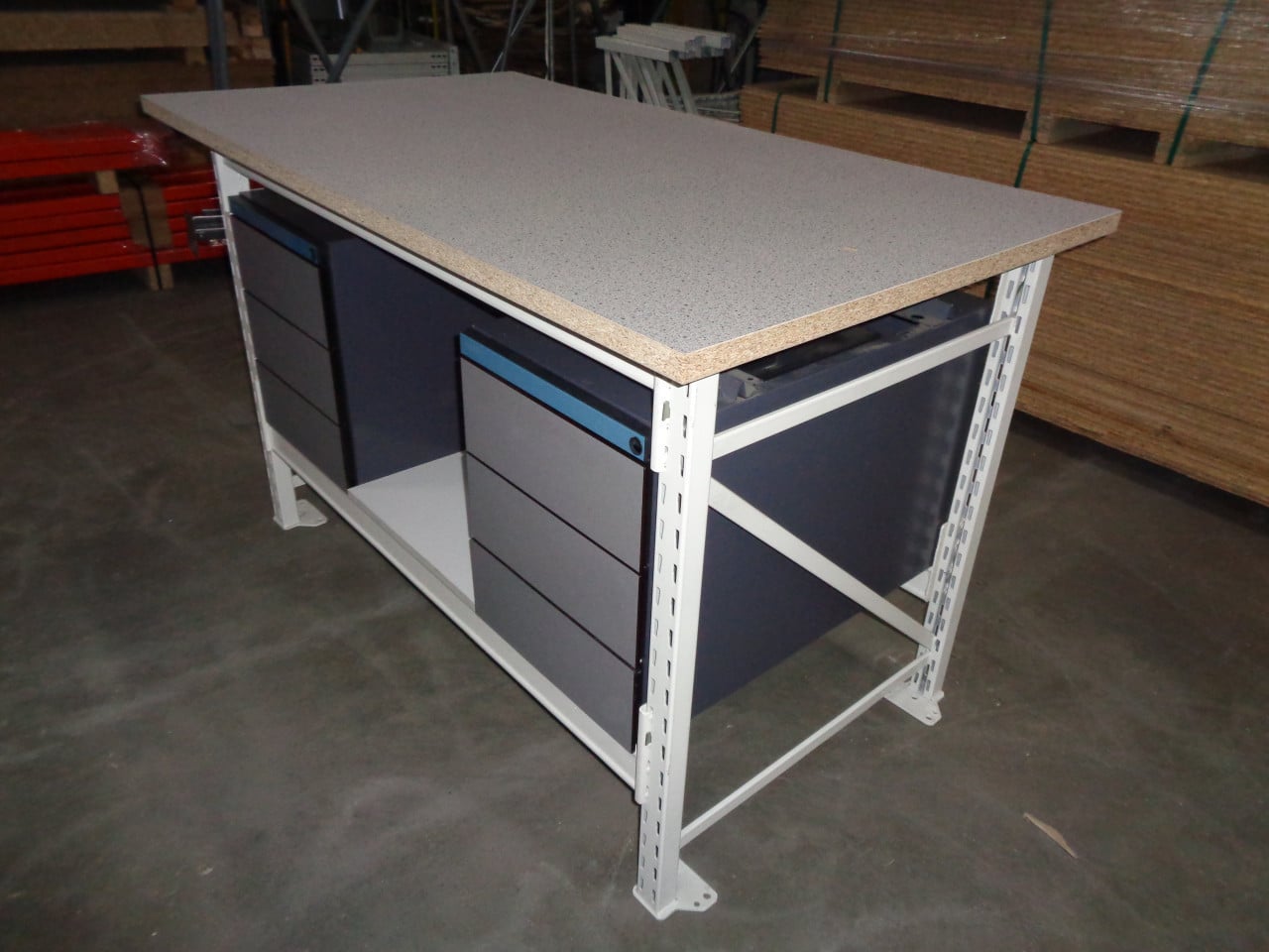 Meerdere werktafels werkbanken  met en zonder ladenkasten .