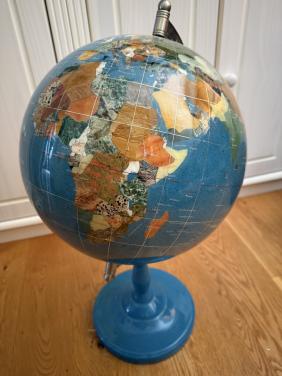 Wereldbol ingelegd met edelstenen op standaard van turkoois
