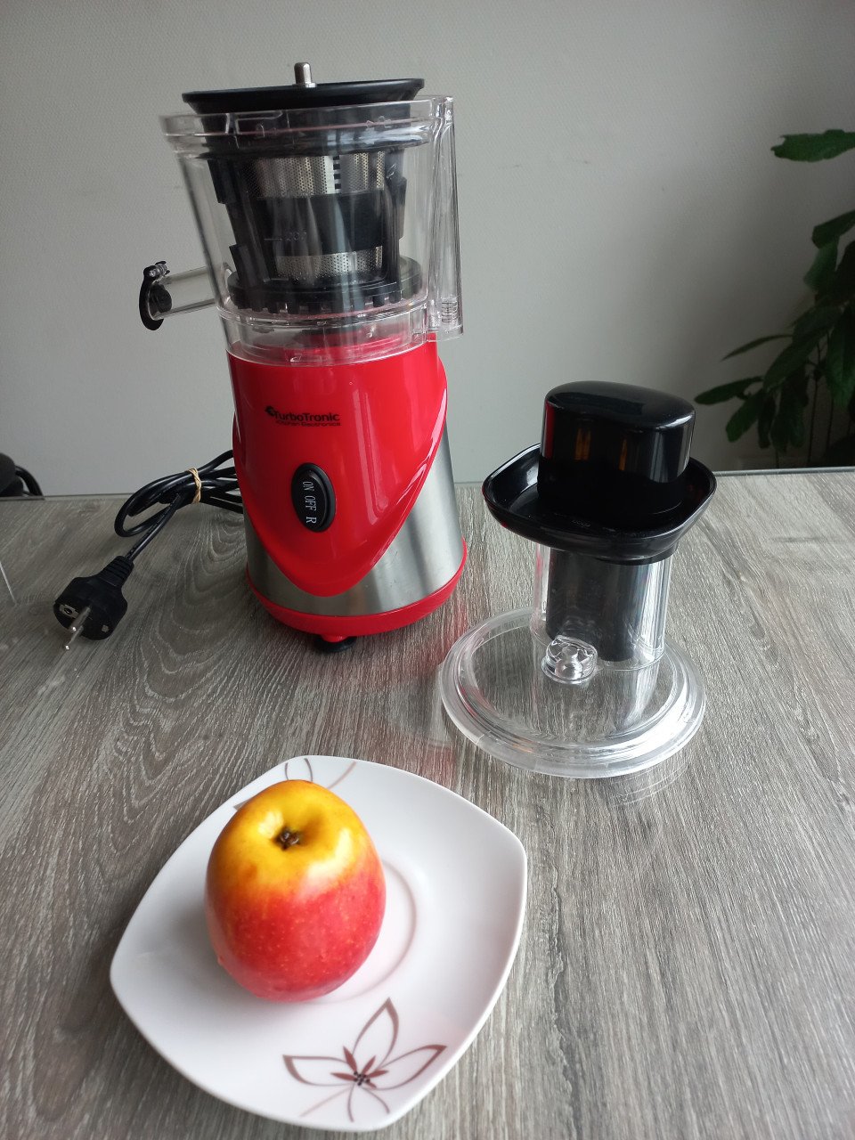 Turbotronic Slowjuicer  220V-240V-50/60Hz  Vermogen: 300W  Centrifugesnelhe