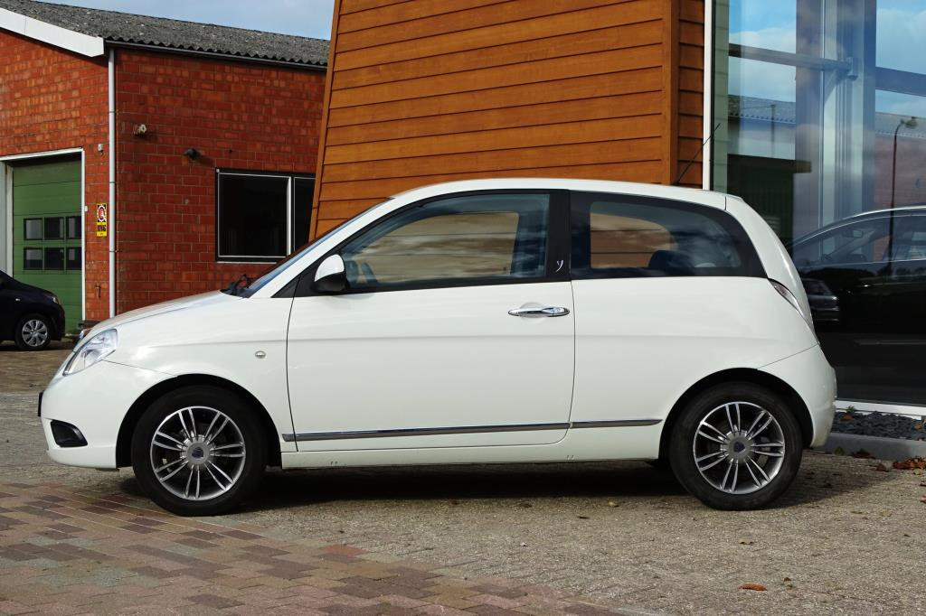 Lancia Y(psilon) 1.2 argento 60-pk 3-drs