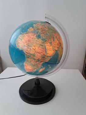 Wereldbol op voet met gradenboog en verlichting
