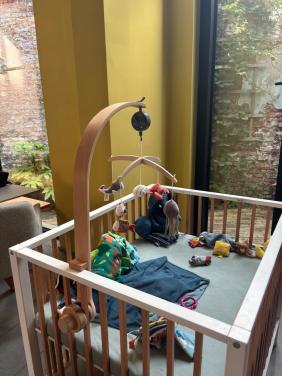 Box wit met spijlen van hout