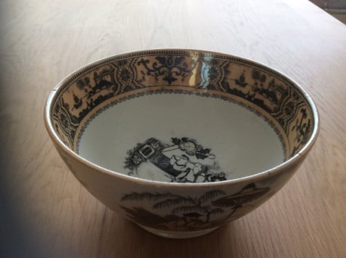 Antique. Chinoiserie bowl