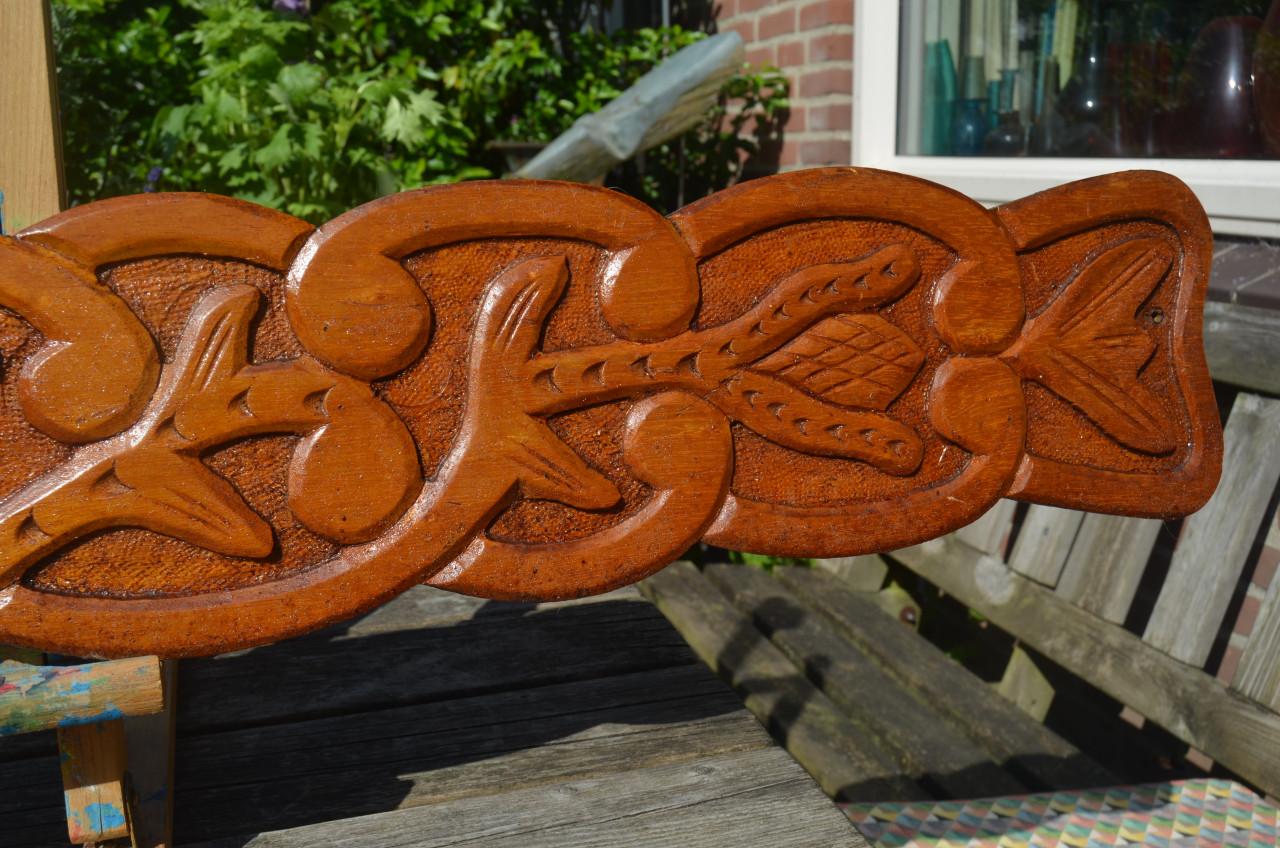Mooi gesneden plank voor boven een (binnen)deur.