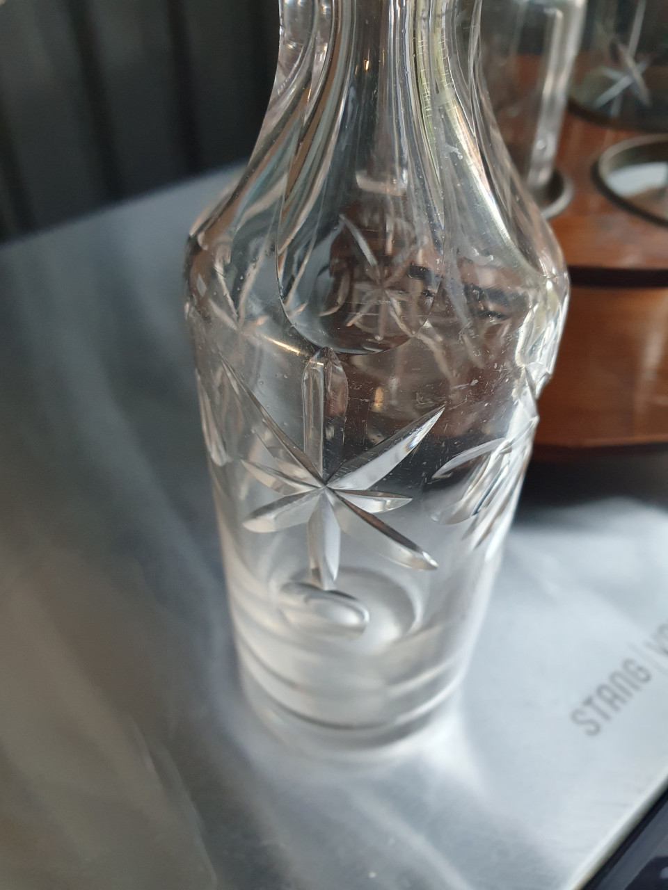 Prachtig antiek vinegar set met geslepen glazen accessoires..