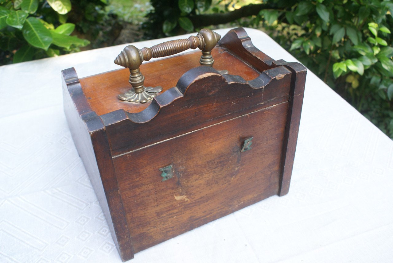 Houten kolenbak met schep