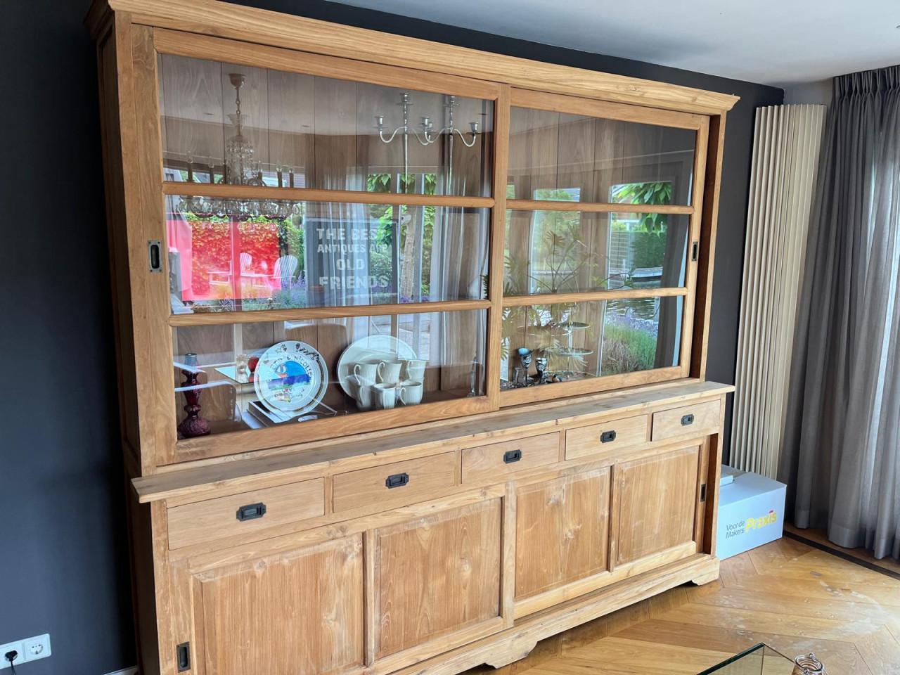 Massief teak-houten vitrinekast met schuifdeuren