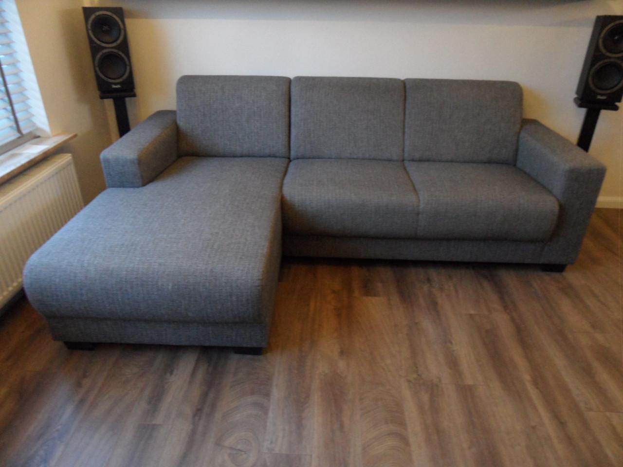 TE KOOP; Hoekbank en fauteuil.