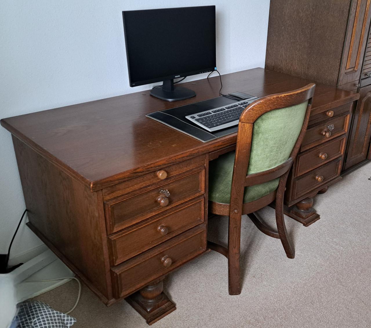 Klassiek houten bureau +stoel