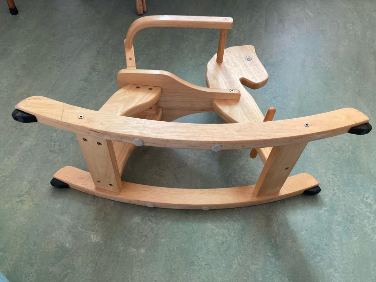 Houten hobbelpaard voor schommelplezier
