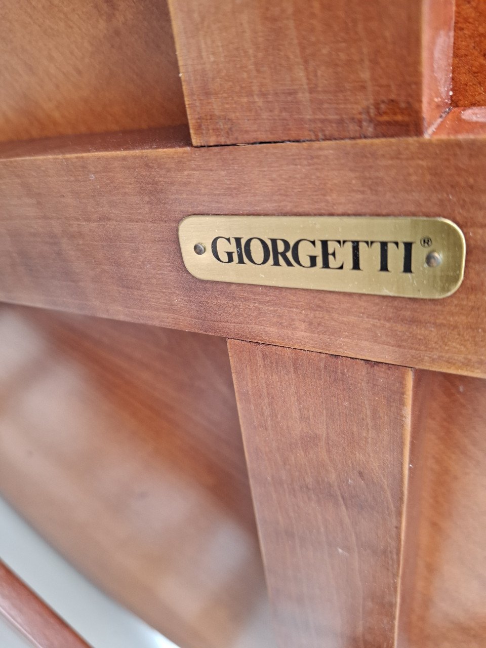 Design bijzettafeltje met melkglas Giorgetti
