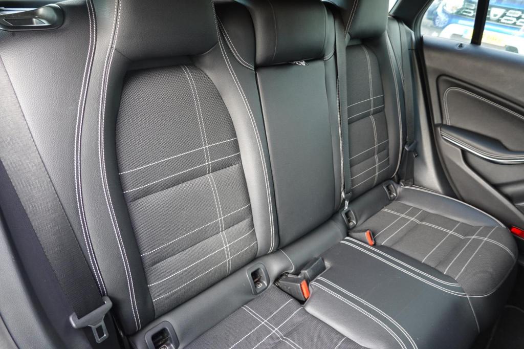 Mercedes-Benz Cla shooting brake 180 orangeart edition