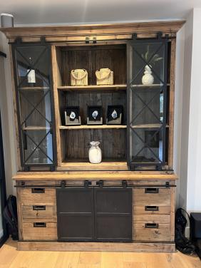 Mooie sfeervolle vitrinekast