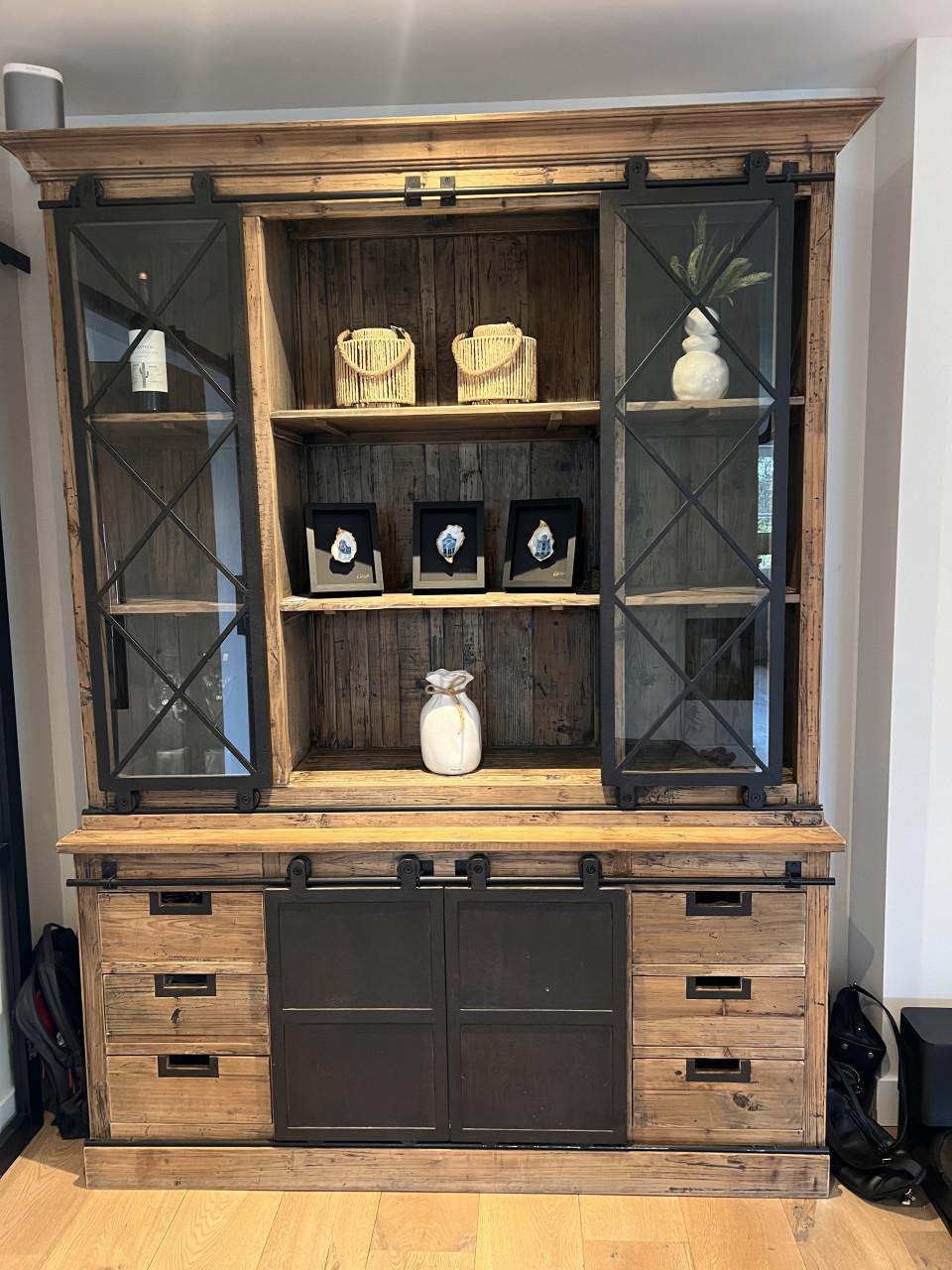 Mooie sfeervolle vitrinekast