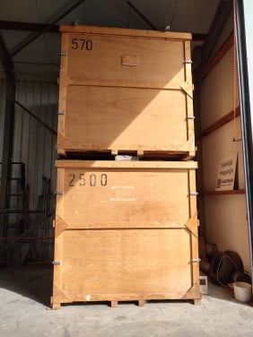 Twee houten kratten voor opslag of evt timmerhout