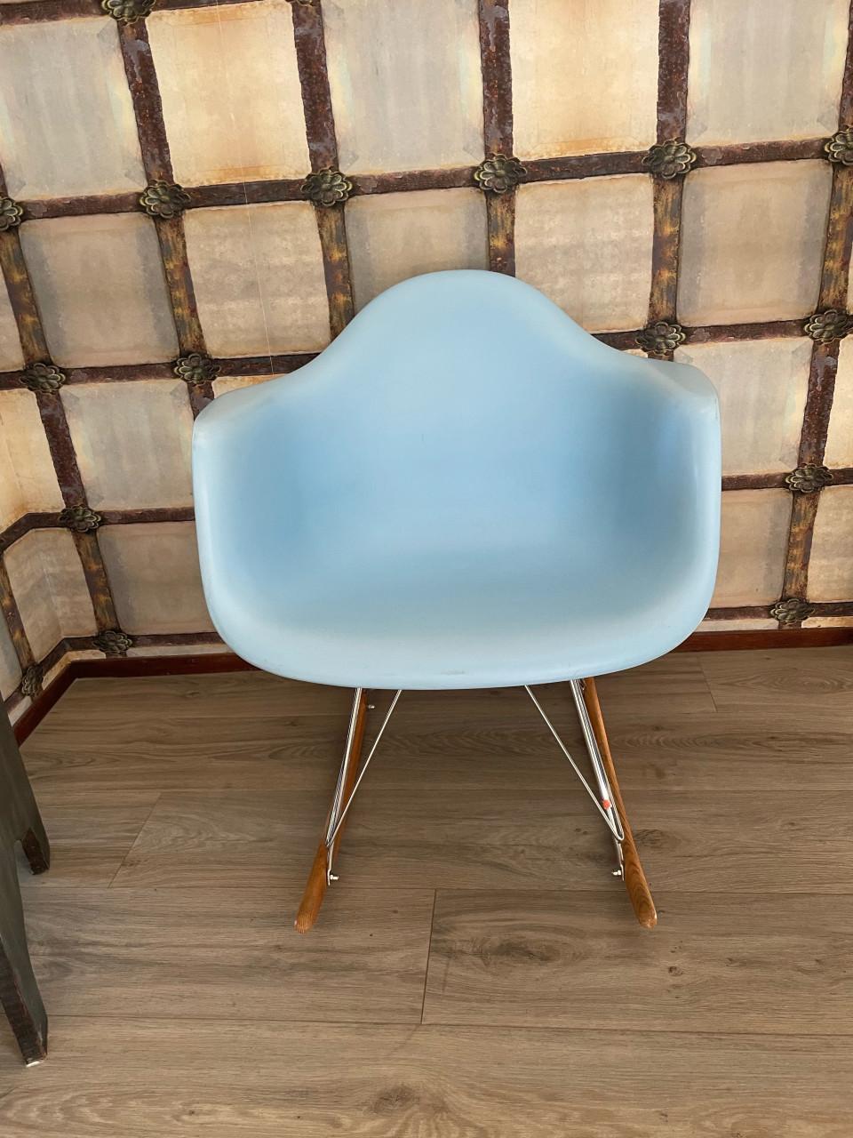 Schommelstoeltje,lichtblauw mooi in een baby/kinderkamer