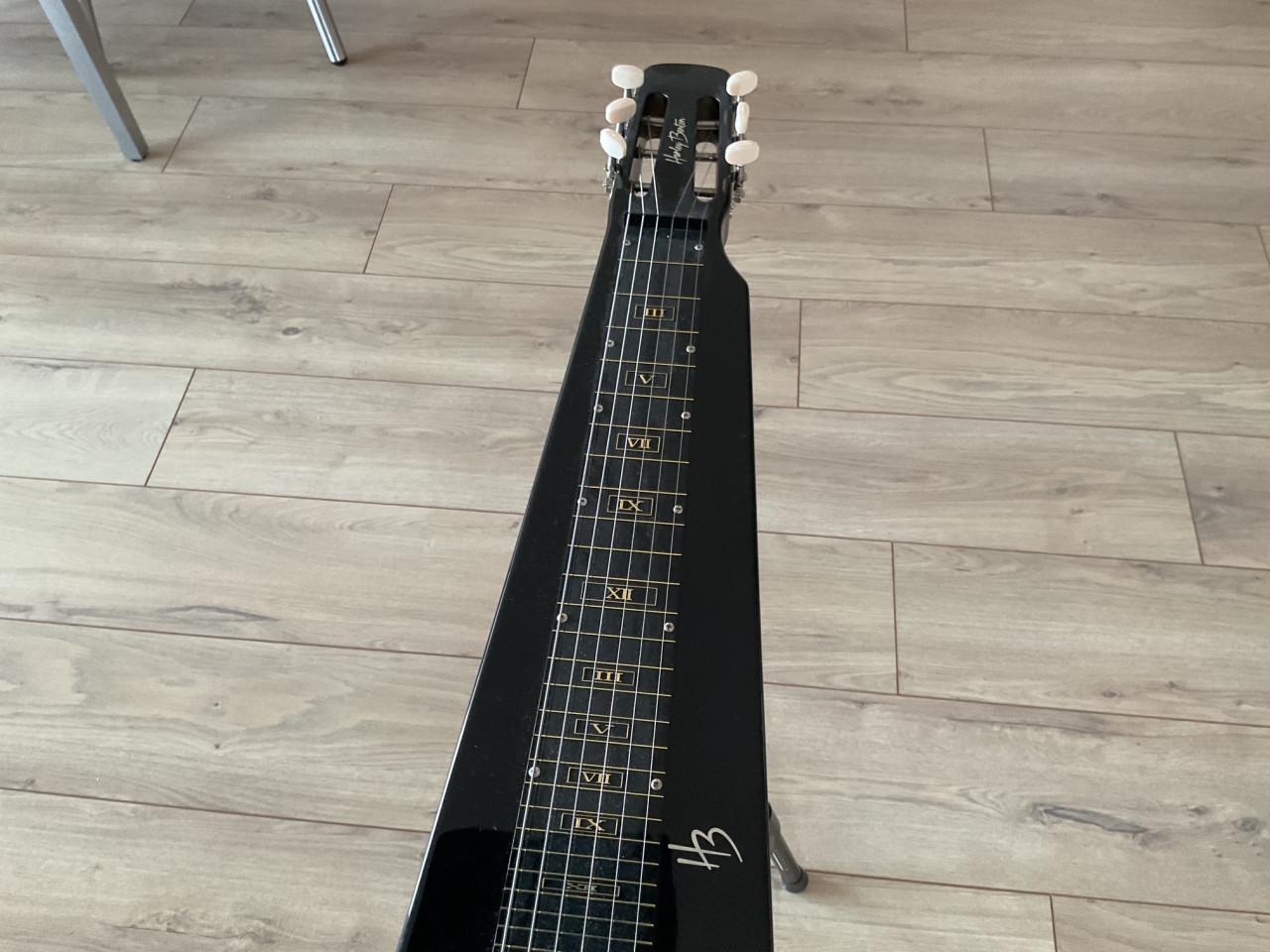 Gitaar extreme ovation model en lap steel H.Benton op statief