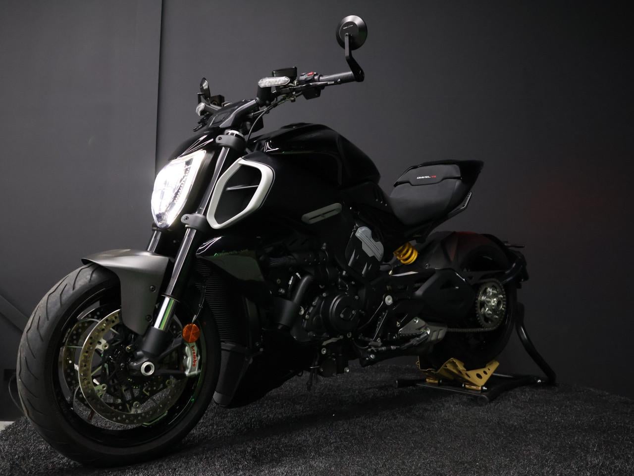 DIAVEL V4 | Carbon + Accessoires (T.w.v. €2680.-)