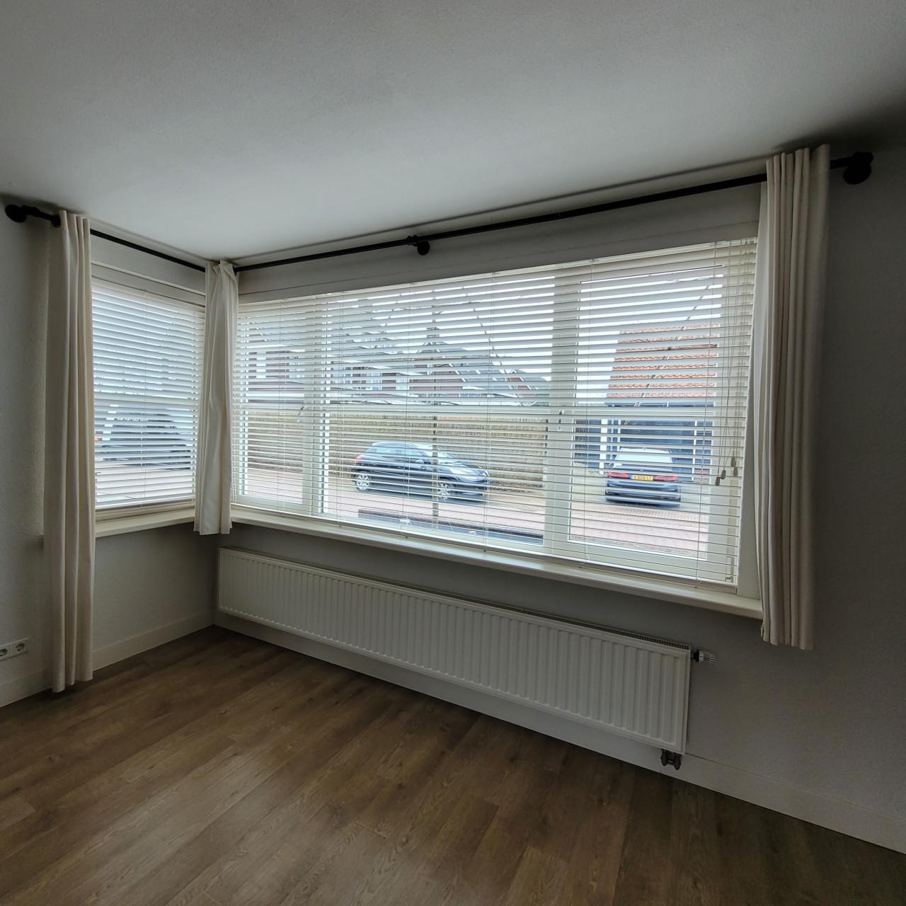 Ringgordijnen crème (250 & 182 cm) + zwarte gordijnrails – setprijs