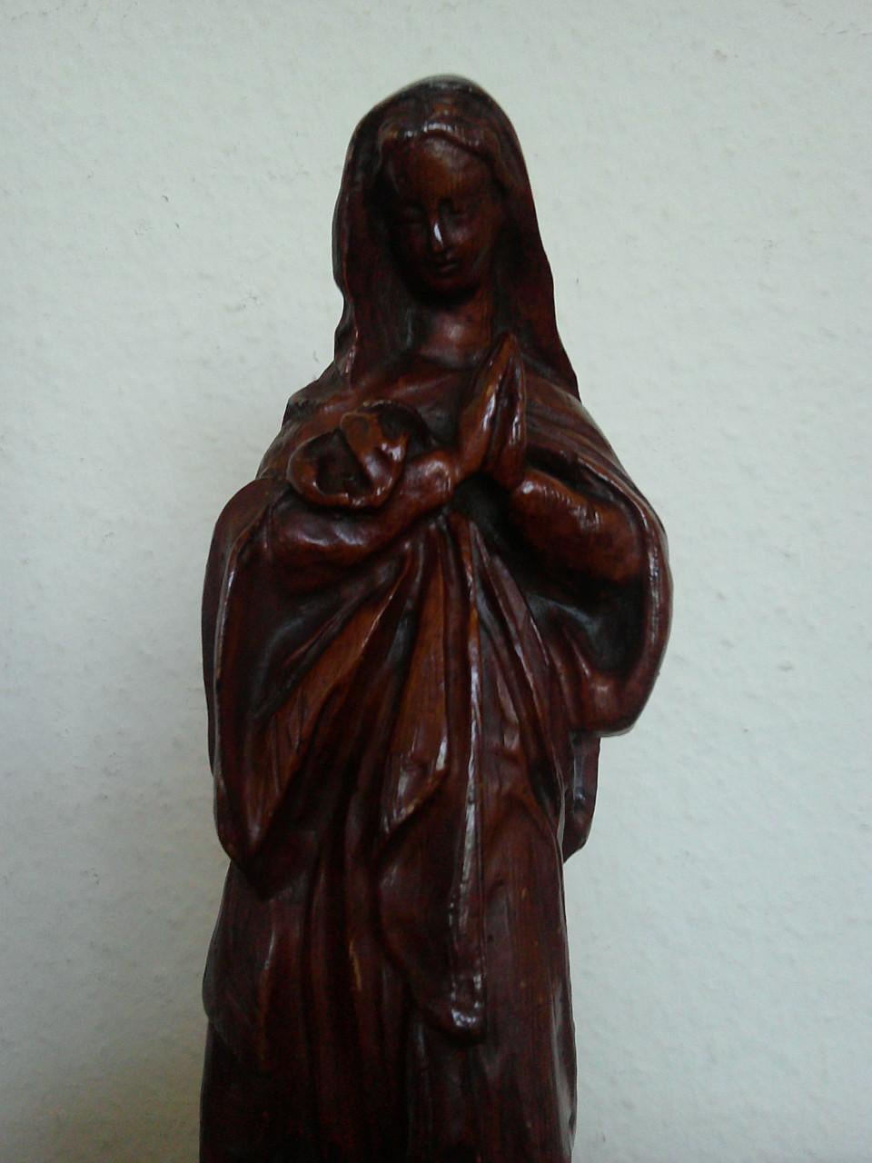 FIJN GESTOKEN HOUTEN MARIABEELDJE