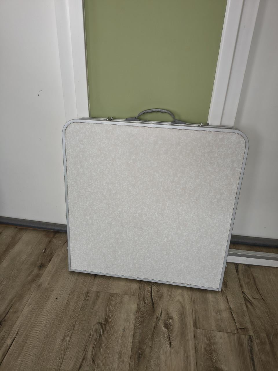 Prachtige campingtafel en kast in één! Vrijbuiter opbergkast.