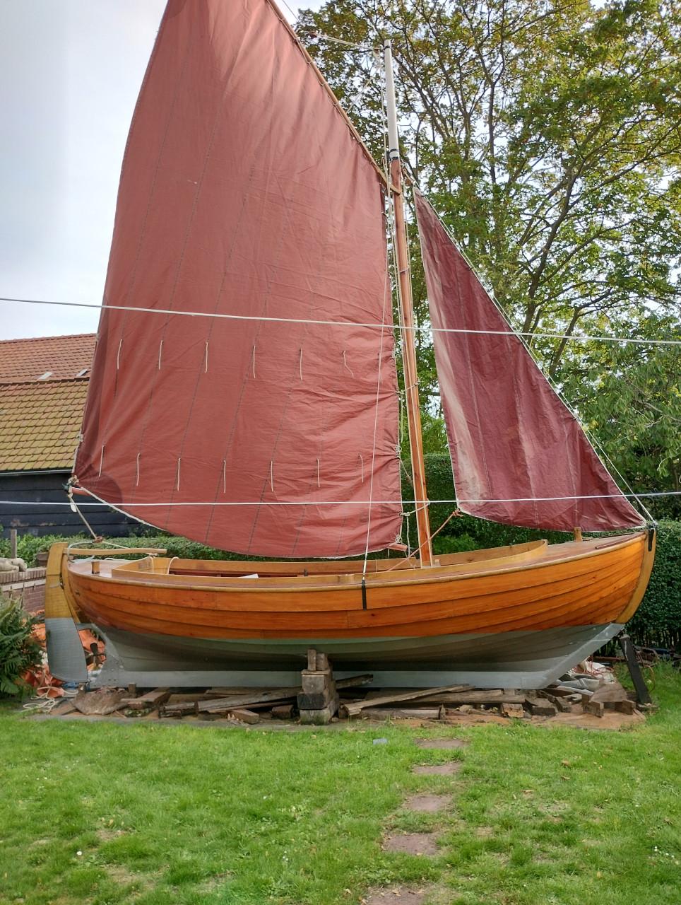 Zweedse zeilsloep 'Mojen ' overnaads met Volvo motor