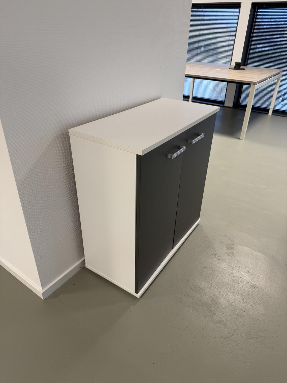 Kastje grijs met zwarte deurtje gratis af te halen