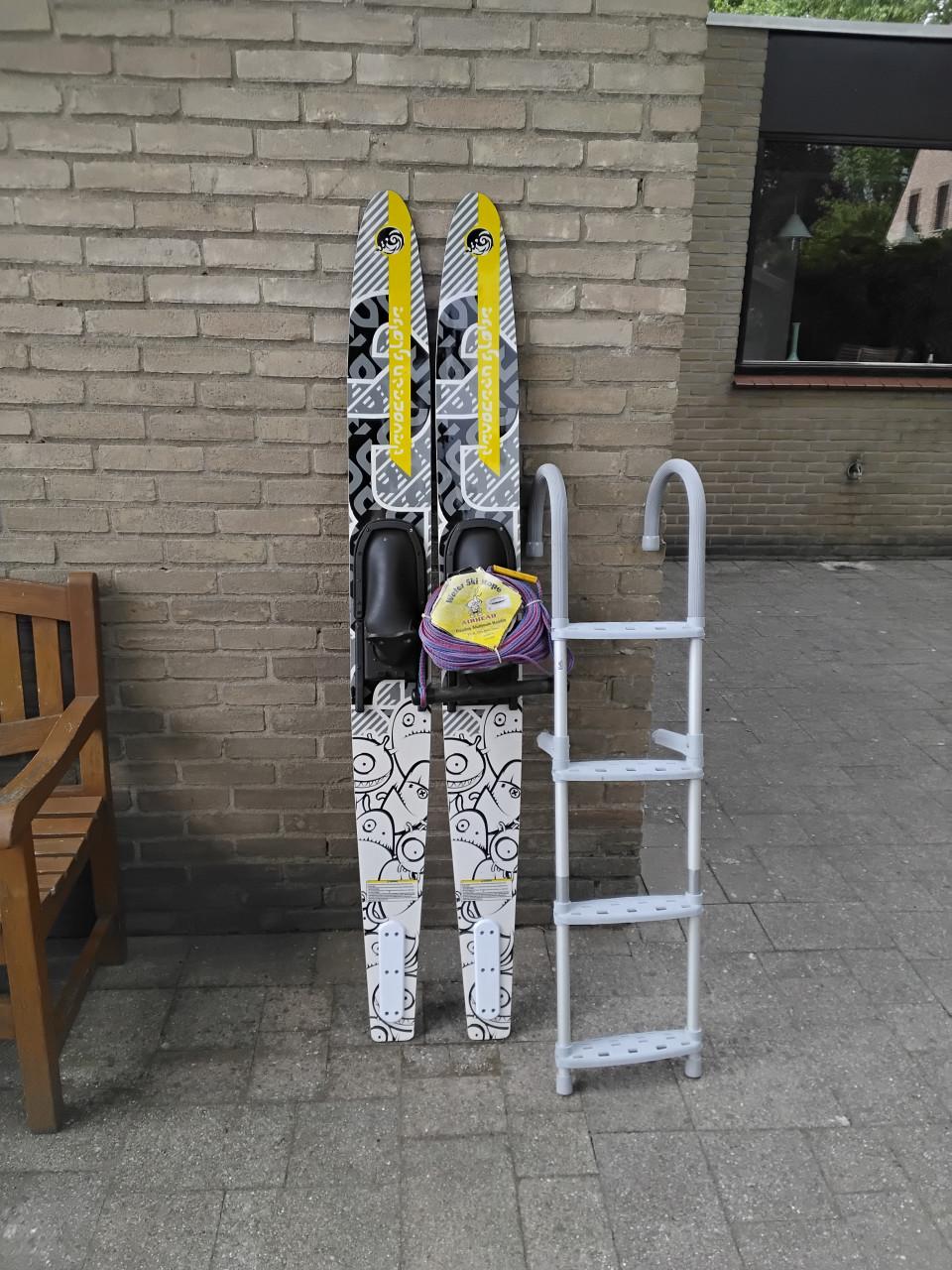 Waterski's. Skilijn en trapje.