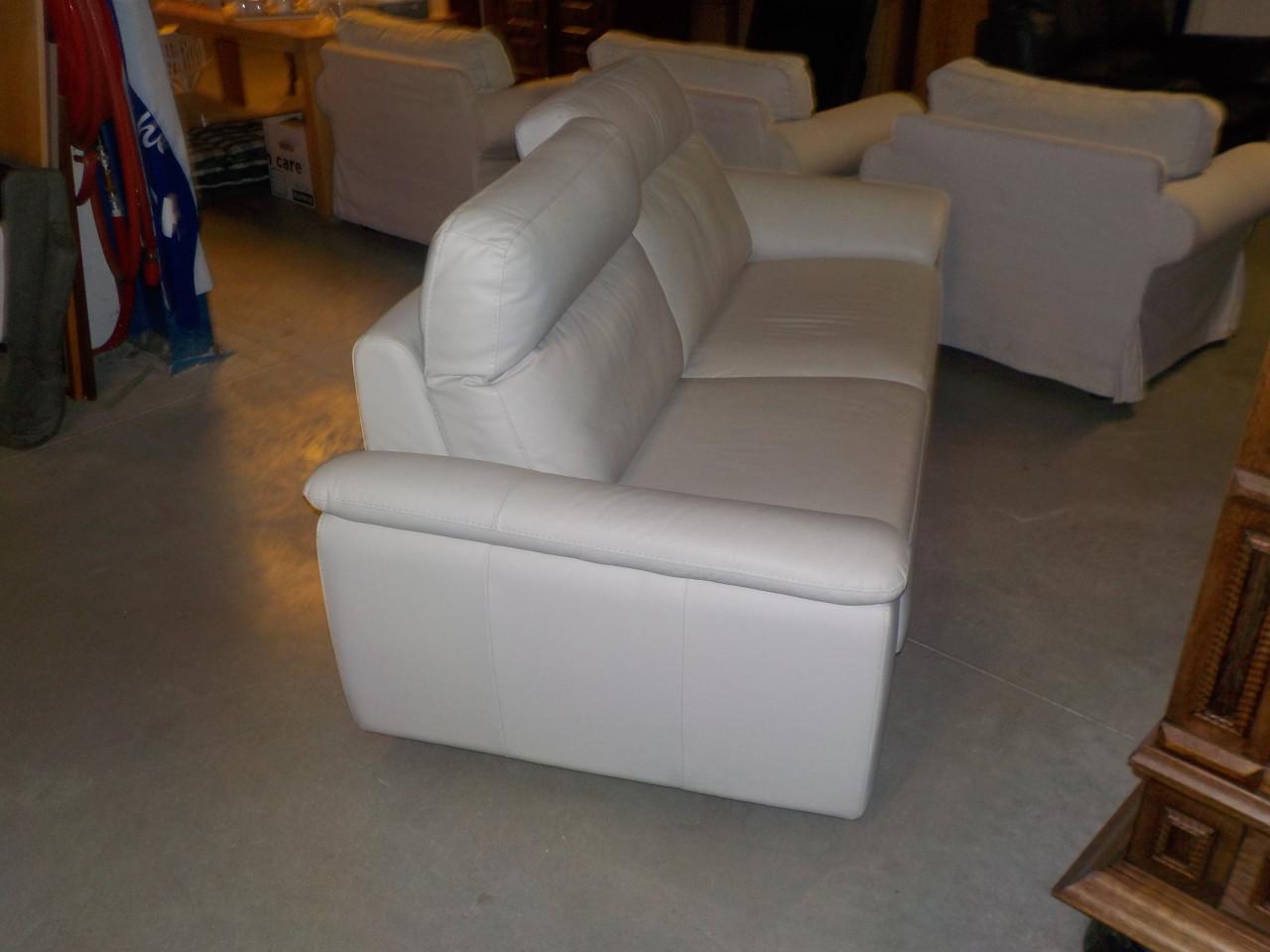 In vrijwel nieuwstaat mooie kwaliteit leren bank verstelbaar hoofdsteun