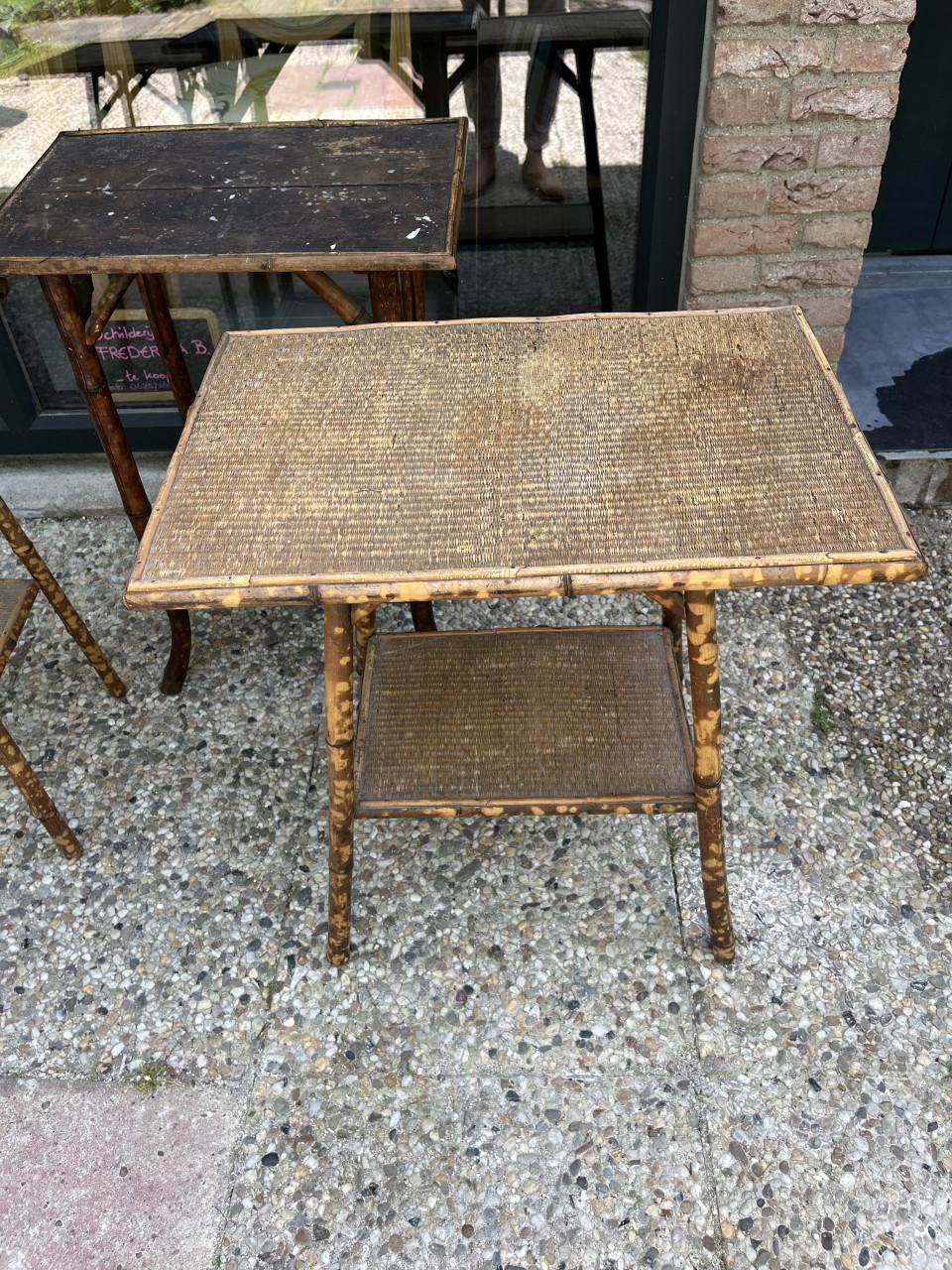 Antieke rotan tafeltjes