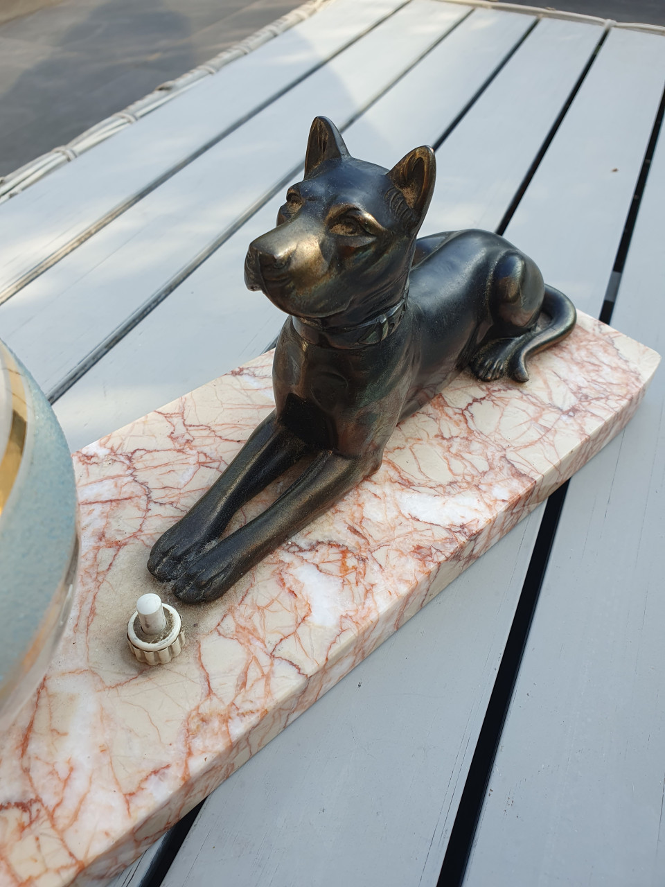 Prachtige art deco lamp met bronzen herders hond in zeer goede staat...