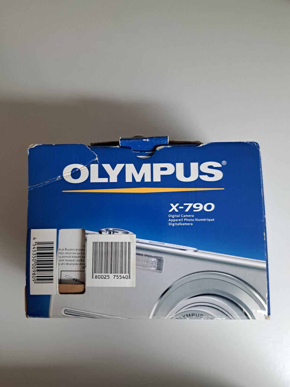 De Olympus X-790 is een robuuste, waterdichte 7.1 megapixel compact camera