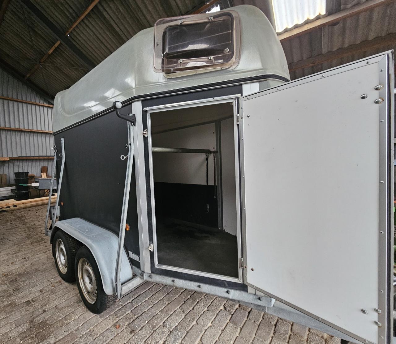 Westtrailers 1.5 paards trailer. Aanpikken en wegrijden.