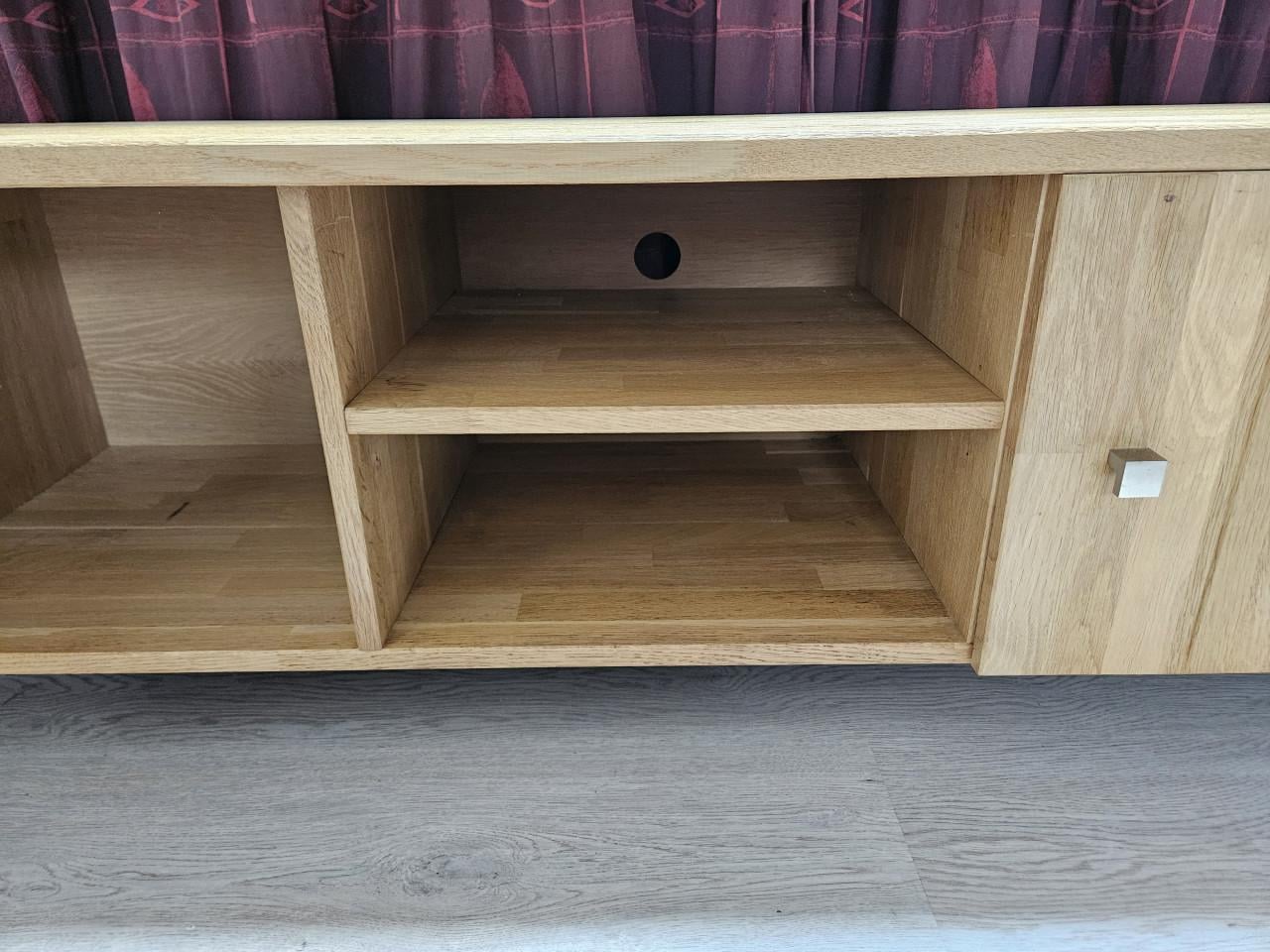 TV kast Jan des Bouvrie.