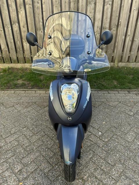 PRACHTIGE SYM MIO 50i EURO5 SNOR SCOOTER BOUWJAAR 2022 ALS NIEUW !