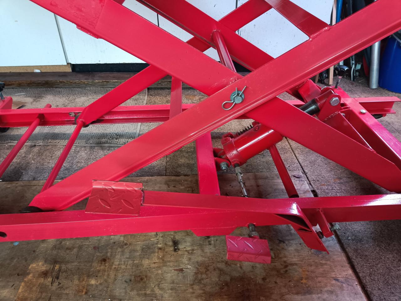 Zware stalen Hydraulische hefbrug tot een gewicht van 450 kg.