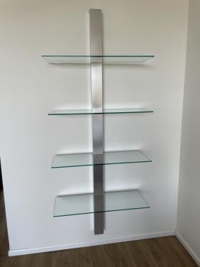 Moderne wandplank met glazen planken