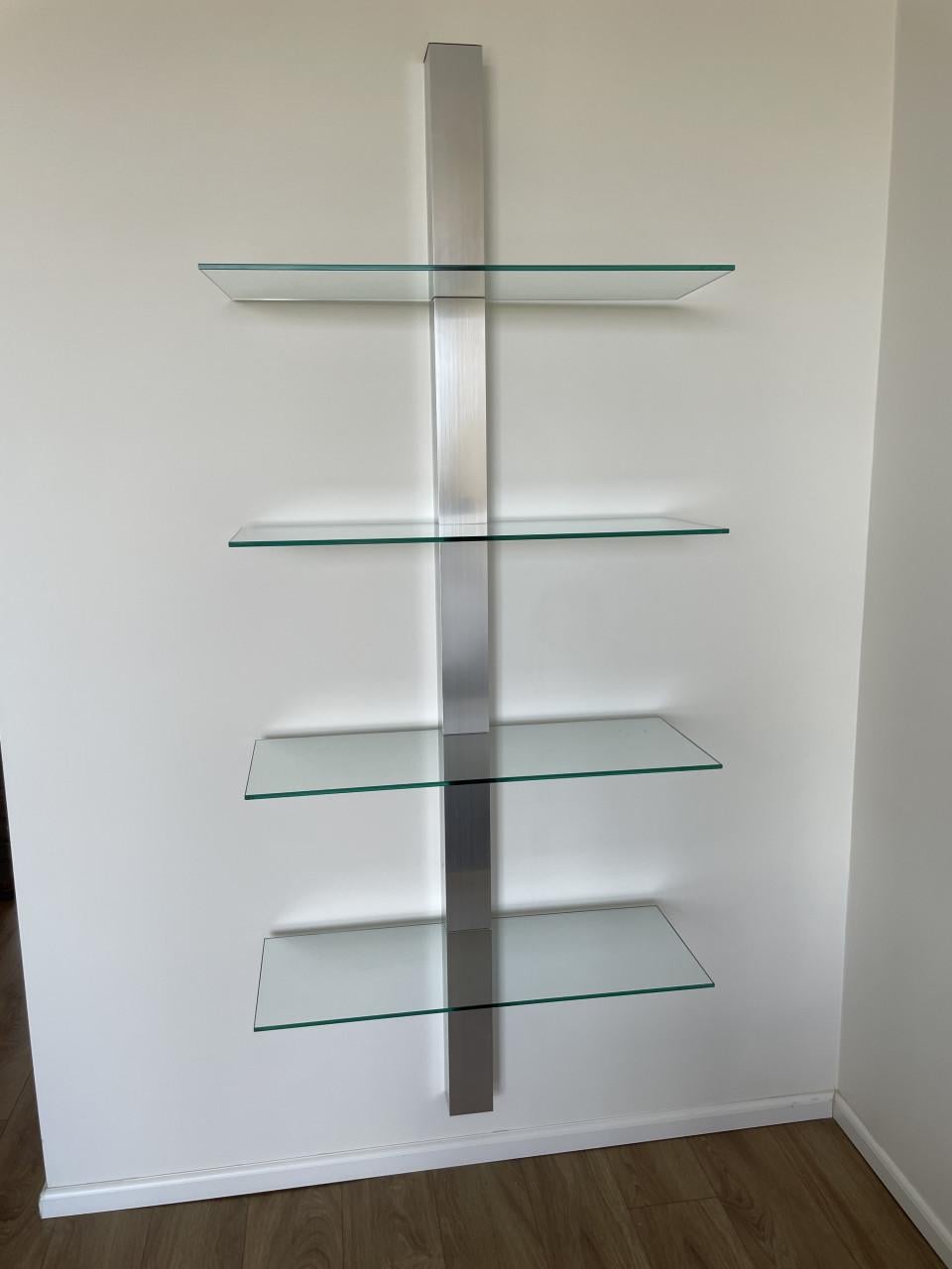Moderne wandplank met glazen planken
